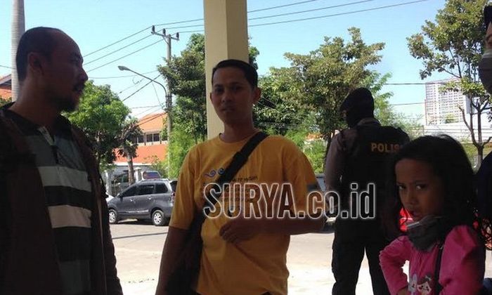 Keluarga Daniel, tukang parkir di Gereja Pantekosta Pusat Surabaya (GPPS) di ruang jenazah RS Bhayangkara, Senin