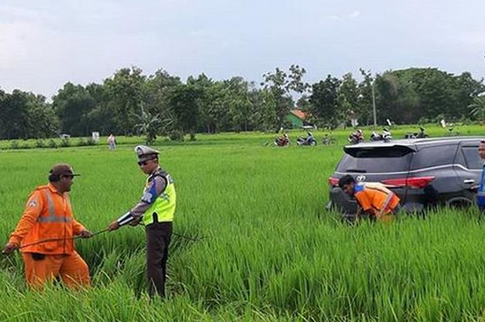 Toyota Fortuner terperosok masuk ke sawah di Jalan Tol Madiun-Ngawi KM 598.600/B, Sabtu (08/02/2020)