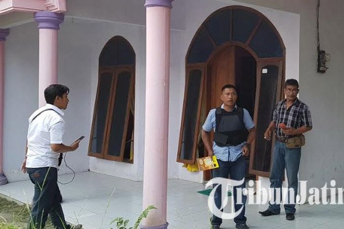 Rumah kontrakan pelaku teror bom di Kelurahan Pogar, Kecamatan Bangil, Kabupaten Pasuruan, Kamis (5/7/2018) siang.