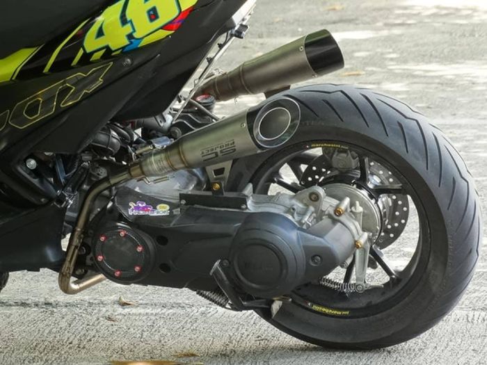 Yamaha Aerox bergaya racing look, pakai dua knalpot SC Project sekaligus