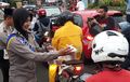 Malah Jadi Lupa Sama Laparnya... Polwan Cantik Polres Bogor Turun ke Jalan Bagikan Takjil Gratis
