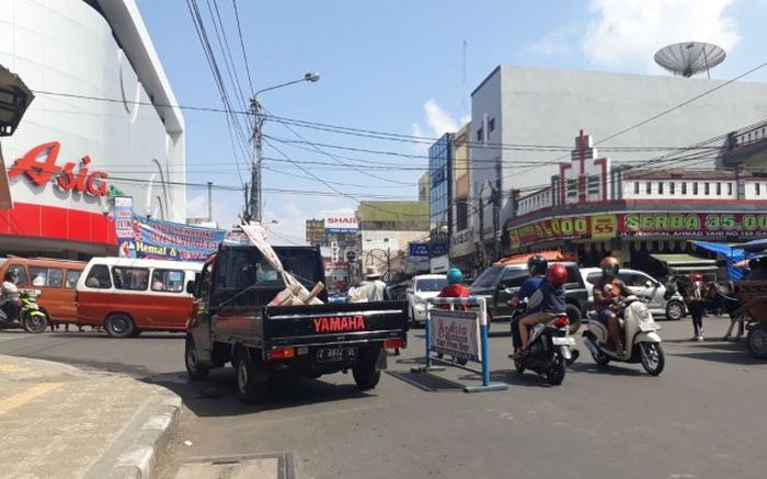  Kondisi lalu lintas di Jalan Ahmad Yani, Kabupaten Garut