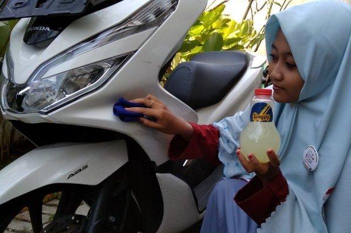 Chanah Aulia Rizki, siswa MAN 2 Gresik, penemu ramuan tongkol jagung dan kembang sepatu untuk mengilapkan bodi motor dan mobil.