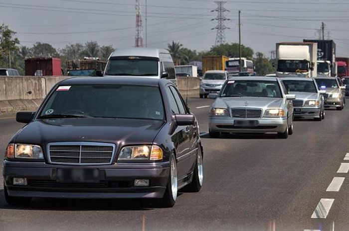 Rombongan Mercedes-Benz W202