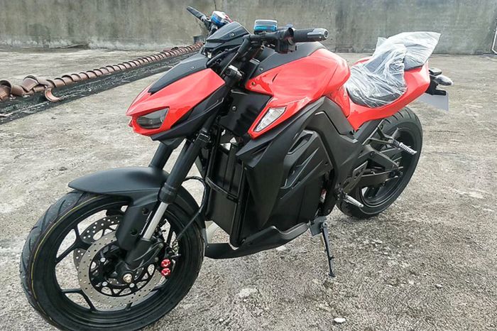 Pelek dan sein depan motor tiruan Kawasaki Z1000 beda dengan aslinya