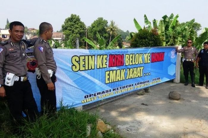 Spanduk dan banner dipasang di titik rawan kecelakaan seperti Jalur Bogor-Puncak-Cianjur (BOPUNCUR), khususnya Jalan Raya Puncak Cipayung