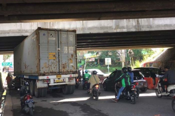 Kontainer truk nyangkut di kolong tol di Sumurboto Banyumanik, Semarang 