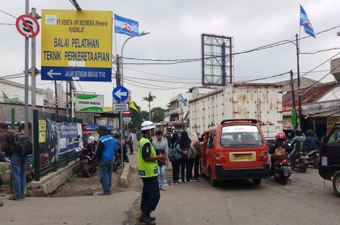 Sejumlah angkutan kota (angkot) dan ojek online (ojol) masih ada yang menurunkan penumpang di Stasiun Bekasi Jalan Perjuangan