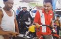 Wew, Bentuk Suzuki Thunder Ini Jadi Pusat Perhatian Saat Isi Bensin