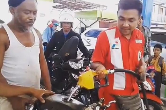 Motor Suzuki Thunder 'jadi-jadian' isi bensin di Kalimantan.