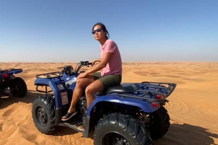 Aldila Sutjiadi bermain quad bike di gurun pasir Dubai.