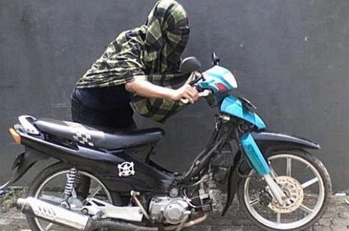 Ilustrasi pencurian sepeda motor.