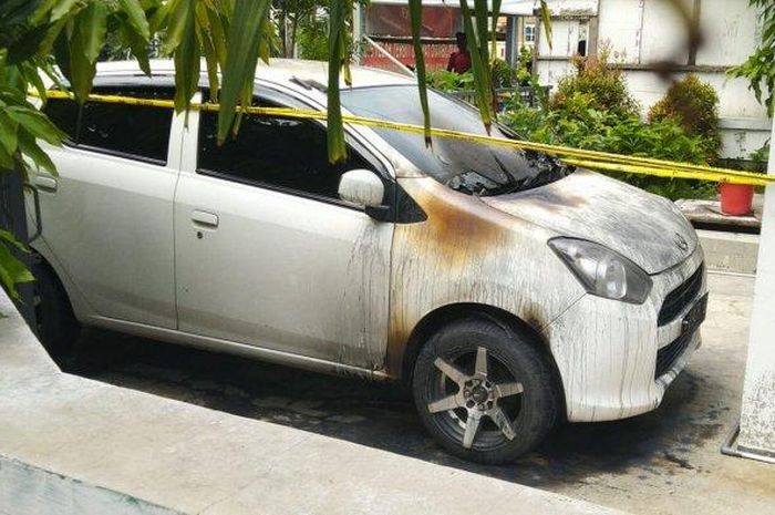 Daihatsu Ayla jadi korban teror kain api di Semarang