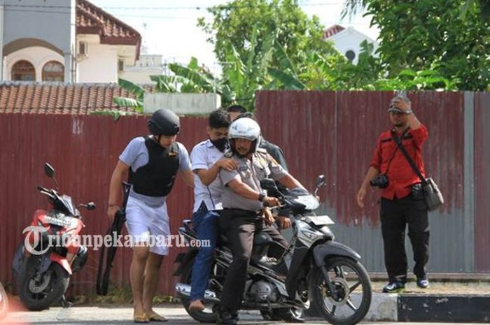 Anggota polisi di Mapolda Riau