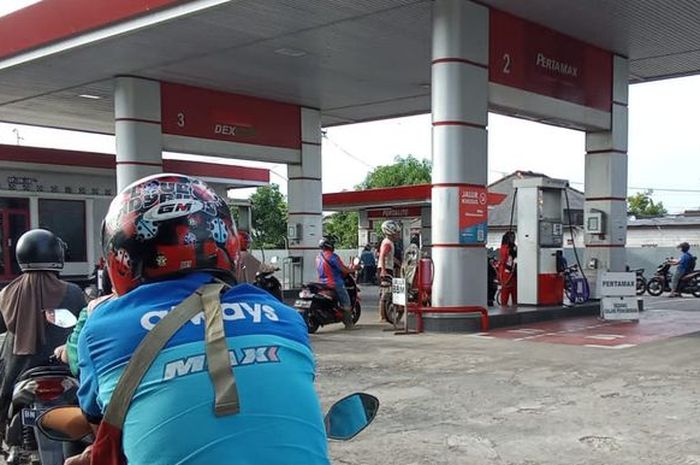 Ilustrasi pemotor antre BBM Pertalite