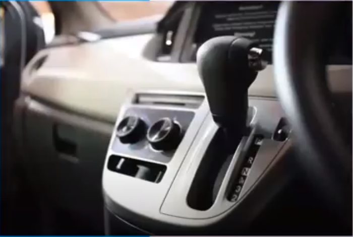 Ilustrasi tuas transmisi mobil matik Daihatsu