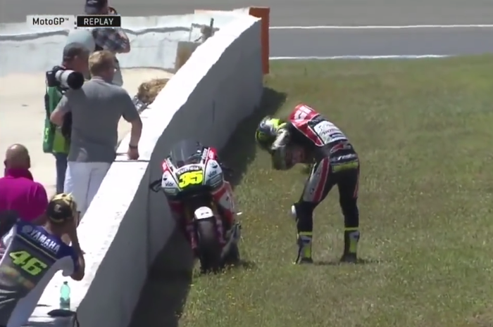 Cal Cructhlow merasa terganggu dengan adanya serangga yang diduga lebah, masuk ke pakaian balapnya saat mengikuti kualifikasi MotoGP Spanyol 2017 di sirkuit Jerez