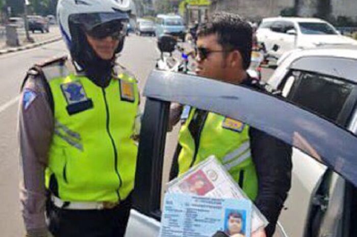 Polisi gadungan sering melakukan pungli di flyover Casablanca