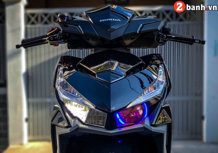 Kokpit dapat ubahan banyak, headlamp dibuat belang