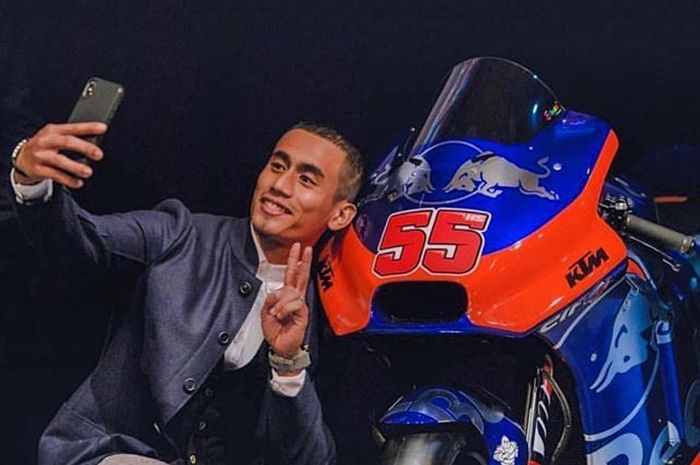 Hafizh Syahrin selfie depan motor MotoGP KTM
