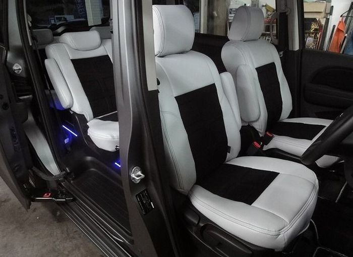 Tampilan kabin modifikasi Mazda Biante dengan jok berwarna dual-tone