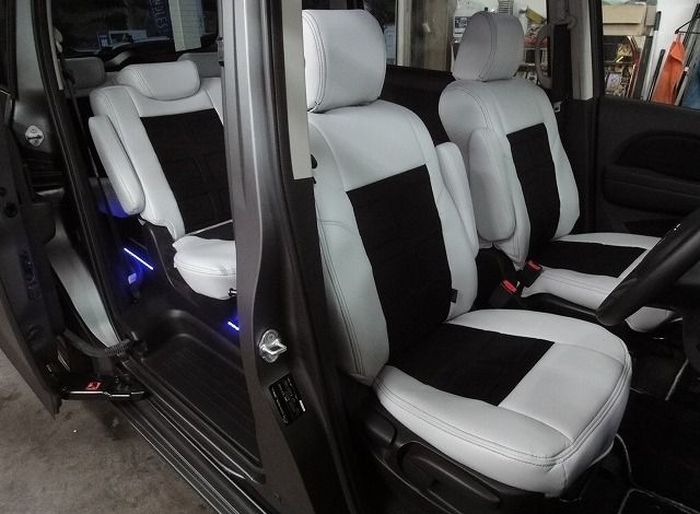 Jok dual-tone di kabin modifikasi Mazda Biante garapan Macchina Style, Jepang
