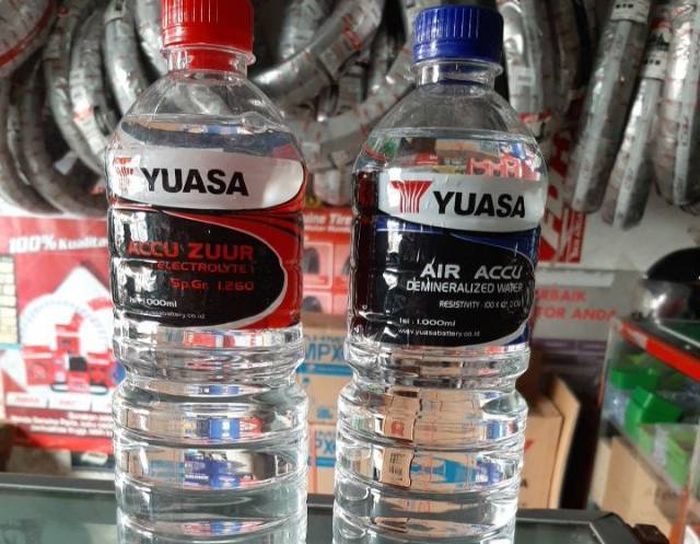 Air aki zuur (kiri) dan air aki demineralisasi (kanan)