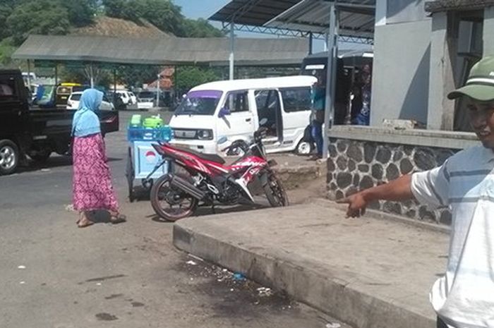 Gerbang terminal Pasir Hayam di Cianjur mencekam. Ditutup lantaran teroris dengan Honda Brio kabur ke dalam terminal dan terlibat baku tembak