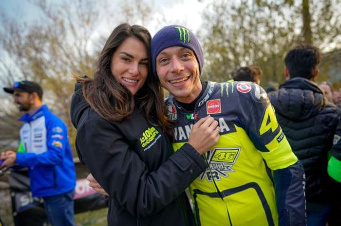 Valentino Rossi (kanan) saat pamer Kemesraan Saat Liburan Bersama Sang Kekasih, Francesca Sofia Novello