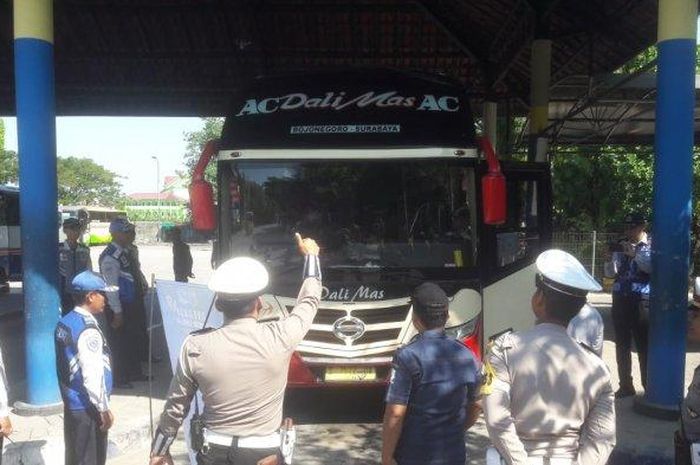 Ilustrasi, Dishub lakukan uji KIR kepada bus angkutan Lebaran