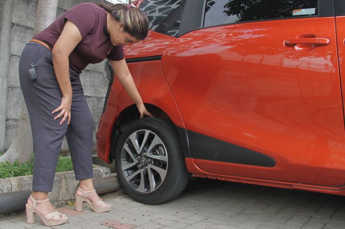 Selain bikin boros BBM (Bahan Bakar Minyak) kurang angin juga bisa merusak ban mobil. ILUSTRASI. Cek tekanan angin ban mobil.