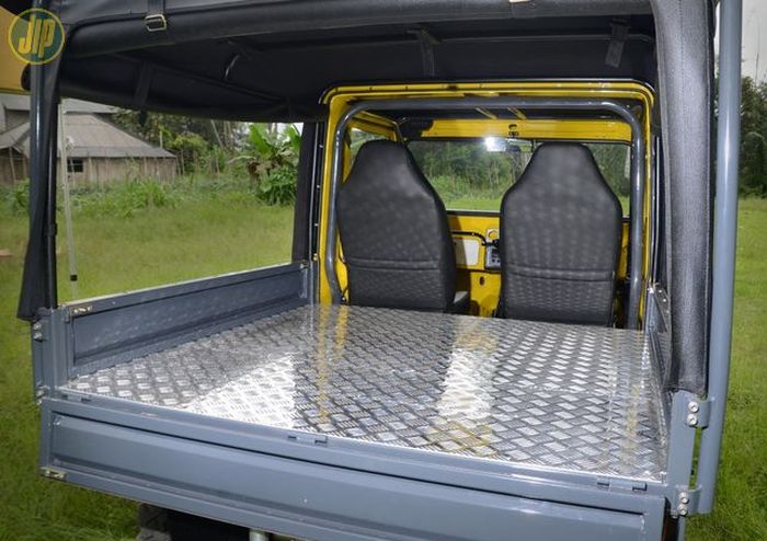 Bagian belakang Daihatsu Taft F50 ini dicustom ala stockman sekaligus bisa digunakan untuk camping saat off-road. 