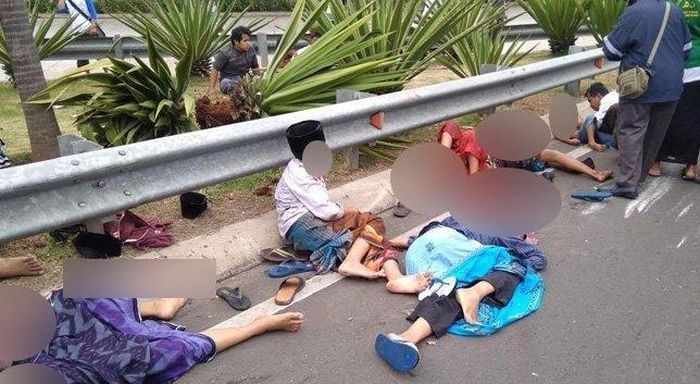 para santri kecelakaan di flyover Cipondoh, Tangerang. Belasan santri luka-luka dan seorang diantaranya tewas di lokasi kejadian