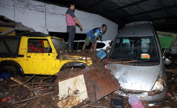 17 mobil bertumpuk akibat banjir bandang sungai Cipamokolan Kota Bandung (20/3/2018)