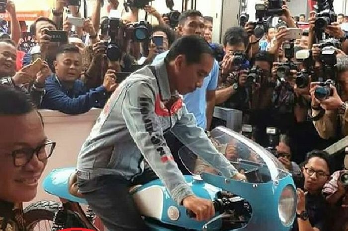 Presiden Jokowi memakai sneaker karya anak bangsa di pameran Otomotif, Kemayoran, (19/04/2018)