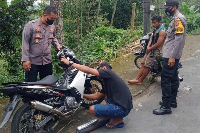 Salah satu pengguna knalpot brong merusak knalpotnya sendiri di lokasi razia