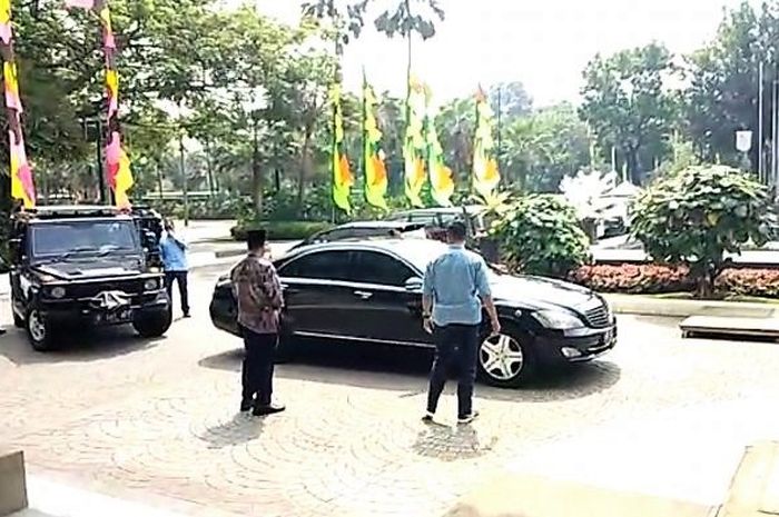 Gubernur DKI Jakarta Anies Baswedan setelah turun dari mobil wakil Presiden Jusuf Kalla di Balai Kota DKI Jakarta, Jumat (29/6/2018).  