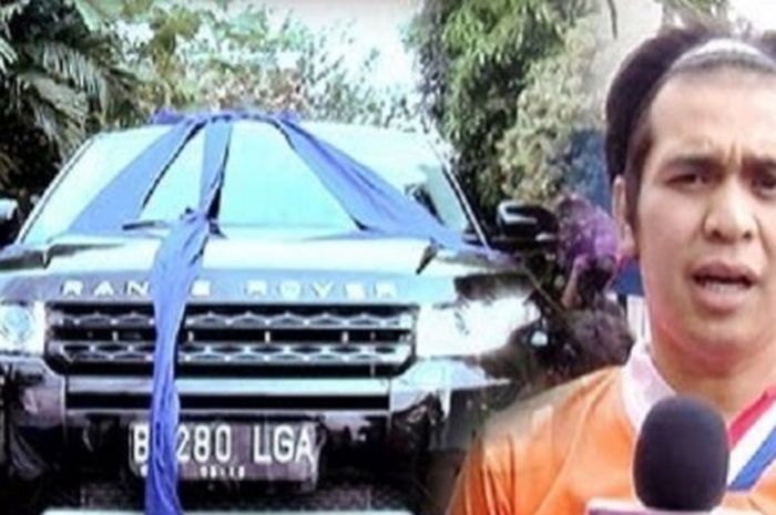 Almarhum Olga Syahputra saat menerima mobilnya 