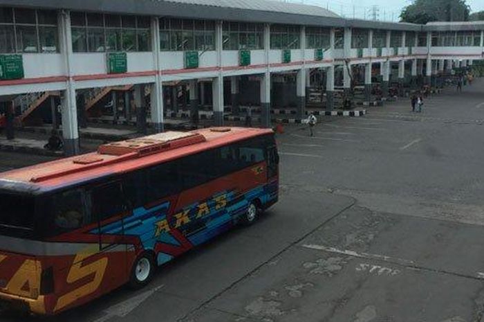 Dampak pandemik virus Corona atau Covid-19, Terminal Purabaya Bungurasih, Surabaya tampak sepi penumpang. 