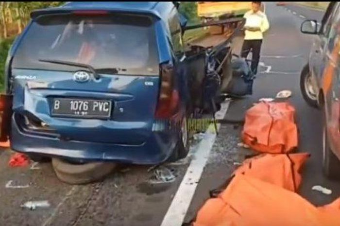 Toyota Avanza yang menghajar truk di ruas tol Cipali hingga menewaskan enam orang