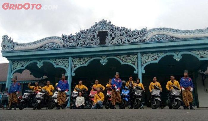 Jelajah Kota Solo dengan Yamaha FreeGo berpose di depan Keraton Surakarta
