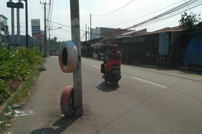 Tiang listrik di badan Jalan Merpati, Sawah Lama, Ciputat, Tangerang Selatan, pada Sabtu (12/5/2018). 