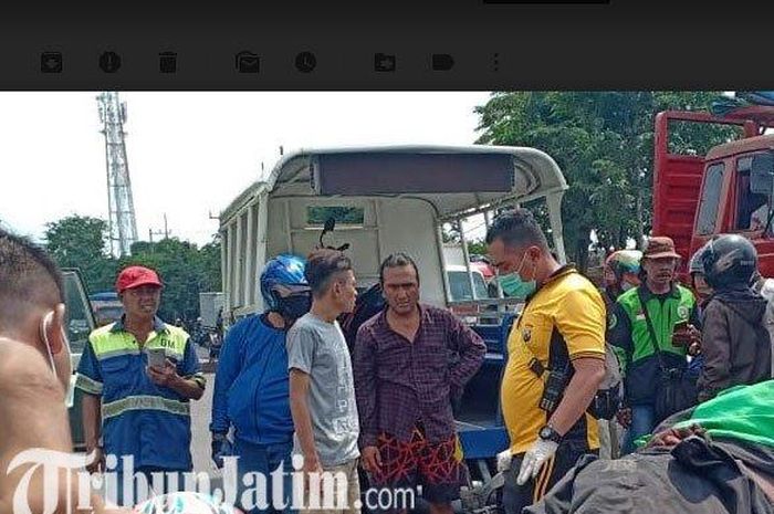 Petugas akan membawa jenazah Ojol ke Rumah sakit 