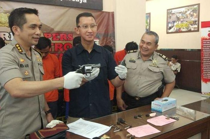 Kapolrestro Jakarta Selatan Kombes Indra Jafar menunjukkan barang bukti senjata api yang digunakan pencuri motor saat beraksi, di Mapolrestro Jakarta Selatan, (28/11/2018)