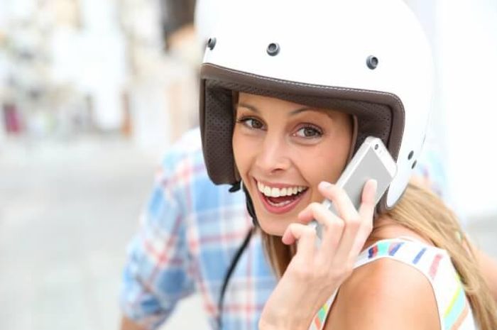 Ilustrasi menyelipkan handphone di helm