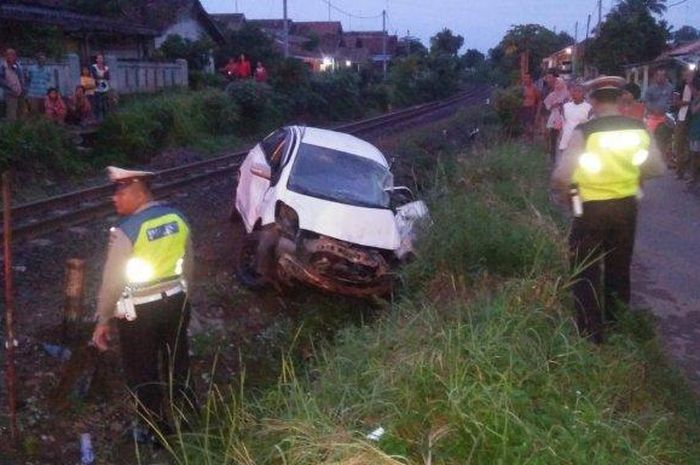 Toyota Yaris ringsek seusai dihantam kereta babaranjang di perlintasan Jalan Dahlia, Kotabumi, Lampung Utara, Rabu (26/2/2020) sekitar pukul 04.30 WIB. 