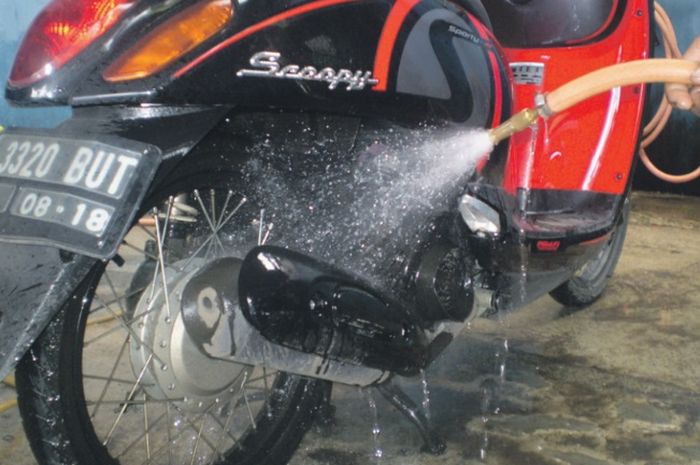 Gunakan semprotan air bertekanan sedang untuk cuci motor