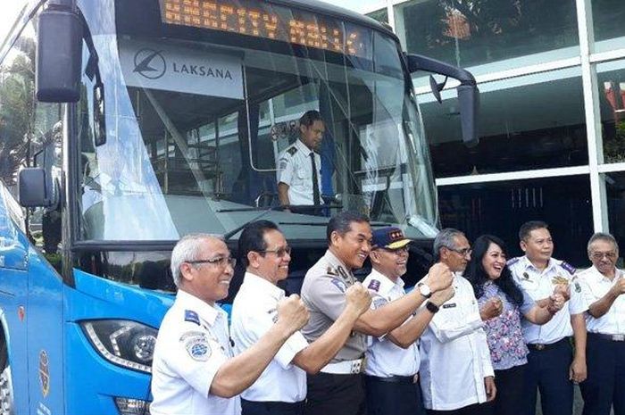 Bus premium yang menghubungkan Tangerang City Mall dengan Bandara Soekarno-Hatta, Jumat (7/12/2018). 