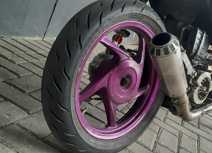 Selain repain ungu, pelek belakang dibalut ban balap juga bro