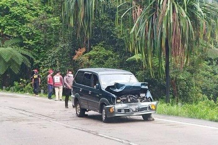 Toyota Kijang Krista menganga depan akibat tabrakan beruntun di Sitinjau Lauik